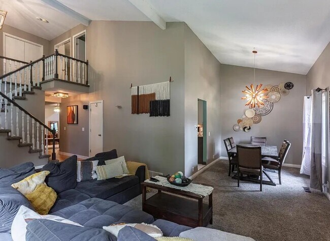 Sala de estar y comedor - 16024 Martha Cir