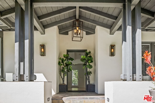 Building Photo - 1847 N Beverly Dr