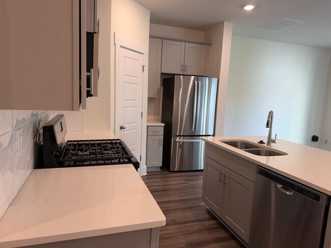 Foto del edificio - 3BR/2.5 BA Condo - City Station Townes, Greer