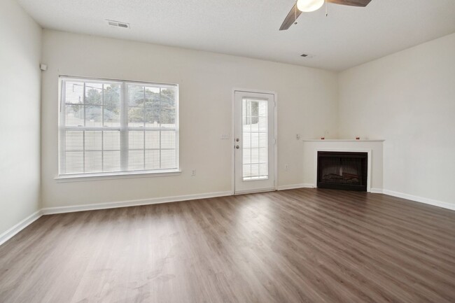 Foto del edificio - 3 Bedroom Townhome in Raleigh