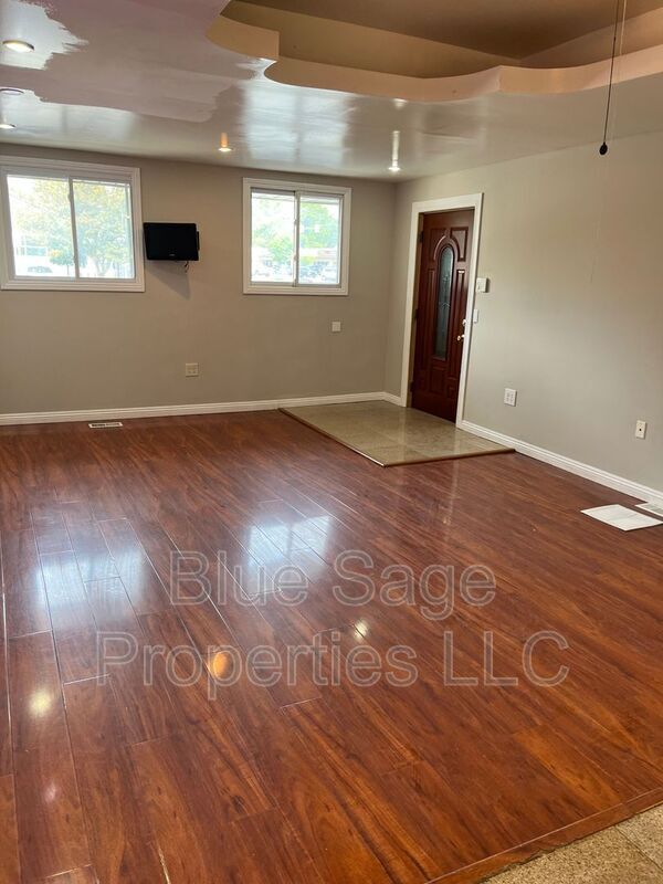 Building Photo - 17 S Church Ln