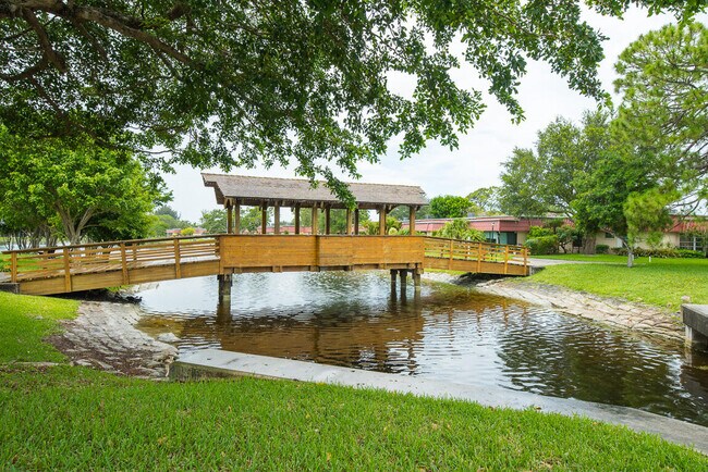 Foto del edificio - 546 Covered Bridge Blvd