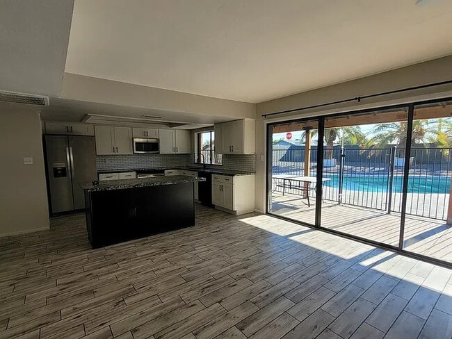 Building Photo - Stunning 4-bedroom home with pool