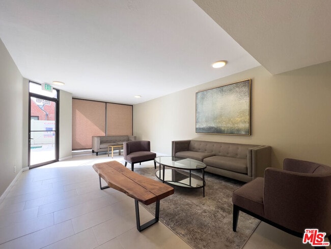 Foto del edificio - 935 Westbourne Dr