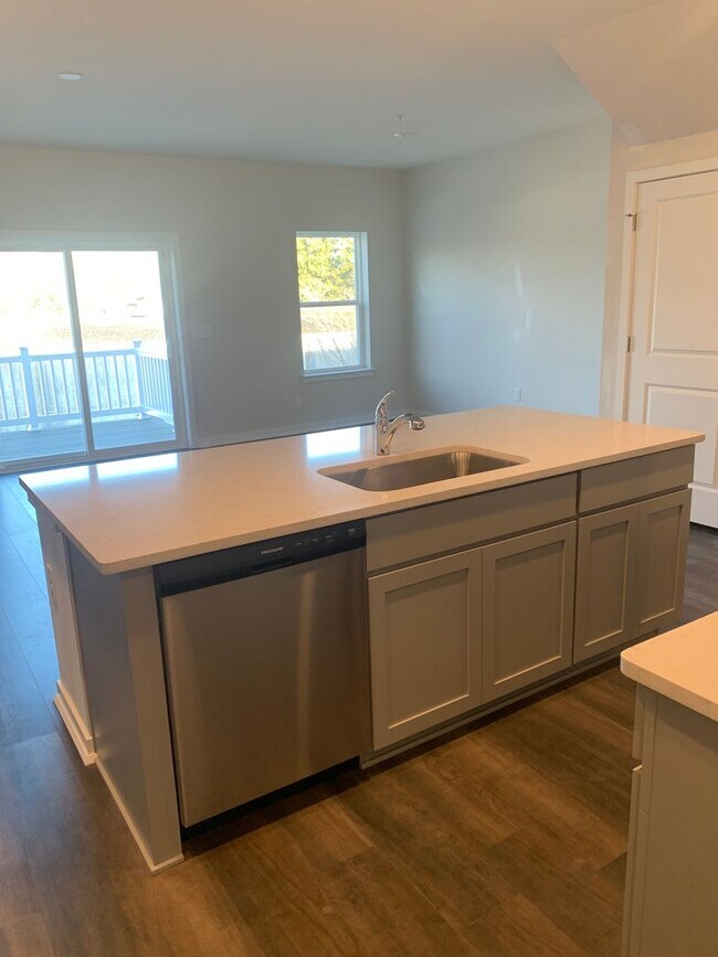 Foto del edificio - THREE BEDROOM/2.5 BATH TOWNHOME in Southern Lehigh School District