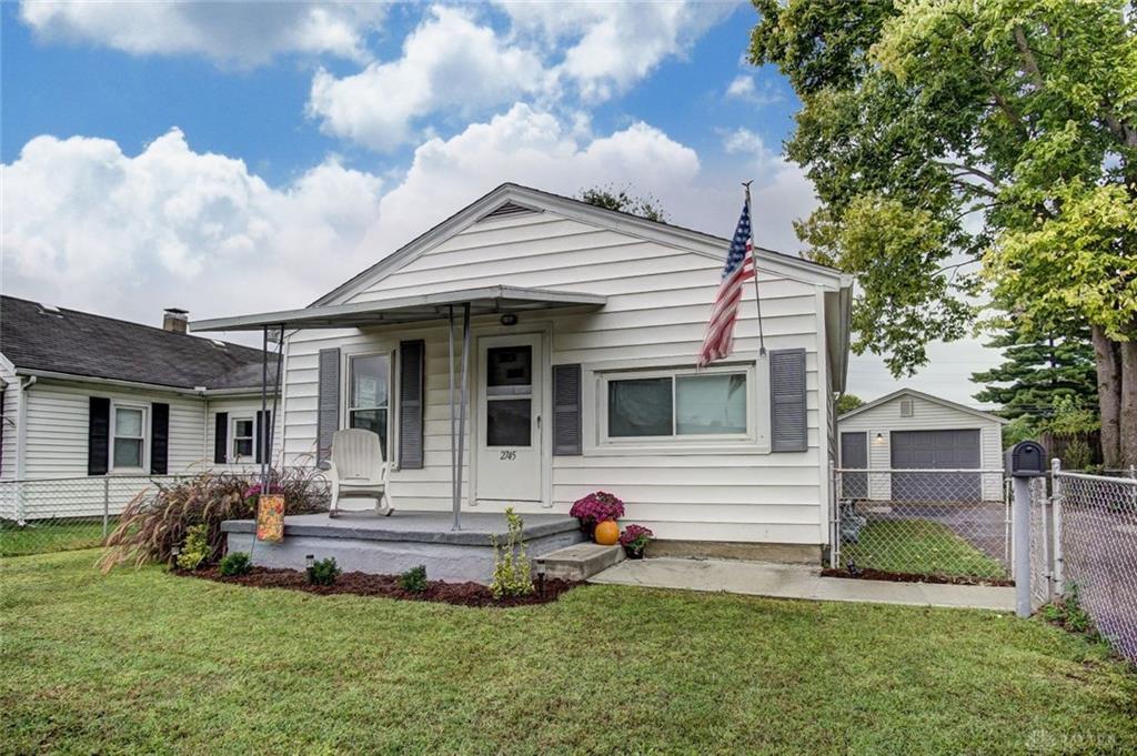 Front view - 2745 Gladstone St