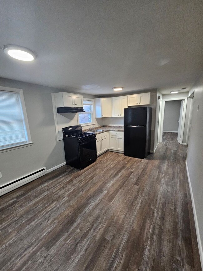 Building Photo - 4 River St