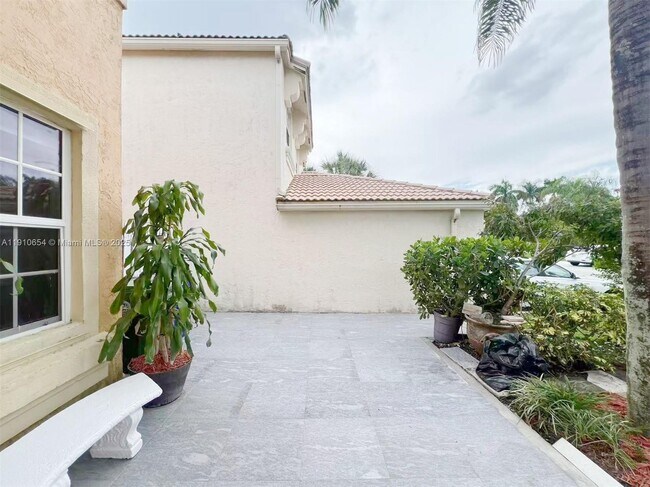 Foto del edificio - 15868 NW 4th St