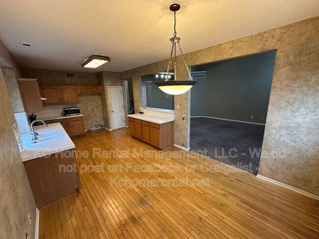 Foto del edificio - 9305 N Charlotte Ct