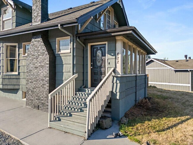 Building Photo - Charming 2-Bed 2-Bath Tacoma Craftsman | S...