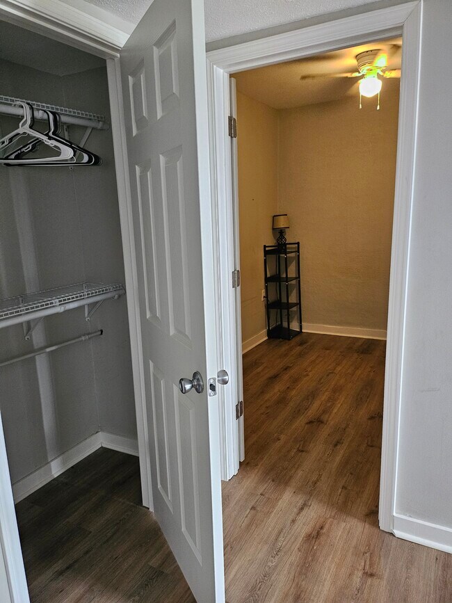 Armario del dormitorio - 613 Poplar St