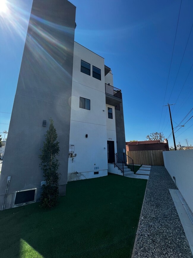 Building Photo - 4713 Lomita St