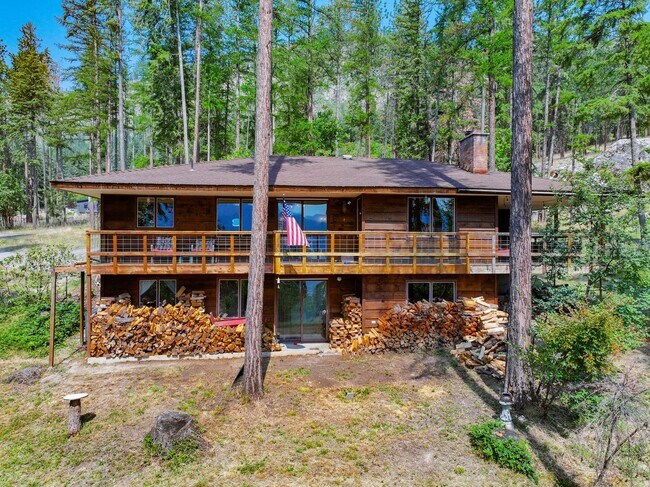 Foto del edificio - 2700 + sq ft family home has it all! Over 2 acres of land and a stunning view of Lake Pend Oreille