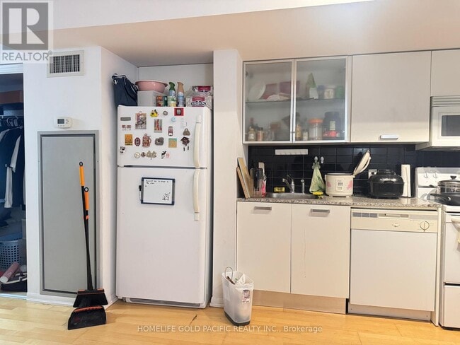 Building Photo - 38 Grenville St