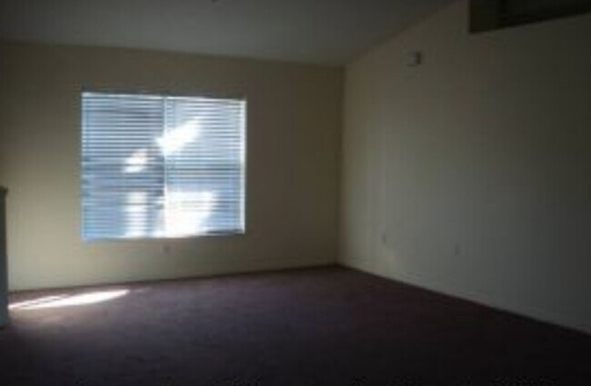 Building Photo - Nice 3/2/2 Call to schedule viewing now! W...