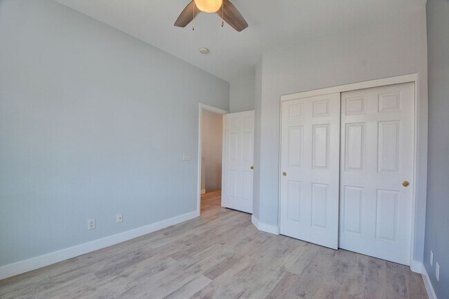 Foto del edificio - Beautiful 2BR located in Silverado Ranch -...