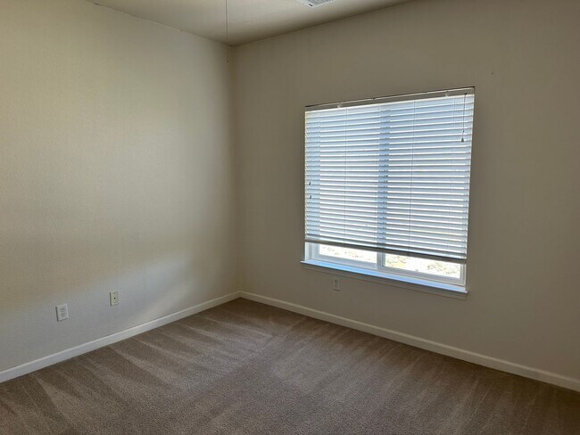 Building Photo - 2 Bedrooms / 2 Bathrooms Condo Near UNR