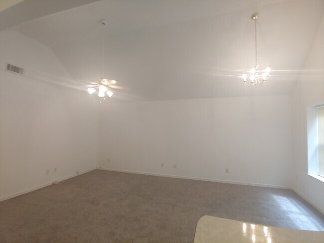 Foto del edificio - 573 Hillandale Park Dr