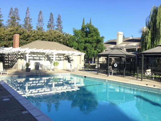 Building Photo - 1701 Parkview Green Cir