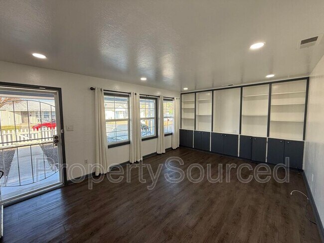 Building Photo - 632 Fir St