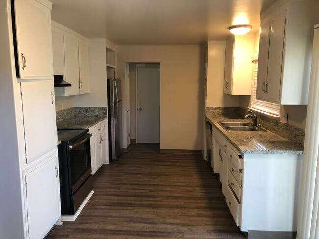 Building Photo - REMODELED 2 BED DUPLEX IN SACRAMENTO!!