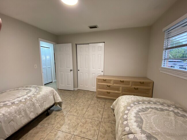 2nd bedroomsingle closet - 182 Avocado Ave