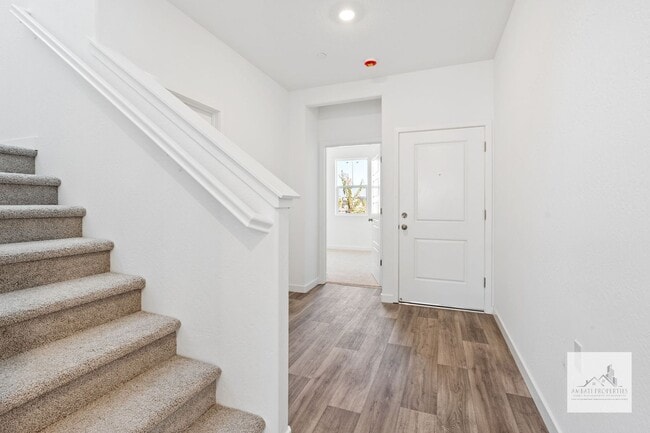 Building Photo - Newer 4 Bedroom 3 Bath Home with SOLAR! Cl...