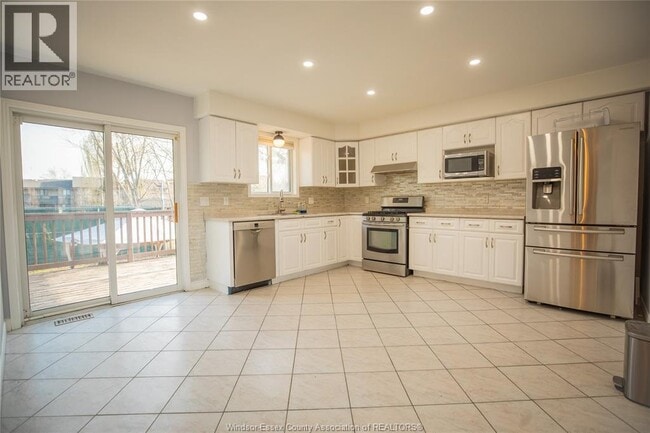 Building Photo - 569 Cabana Road E