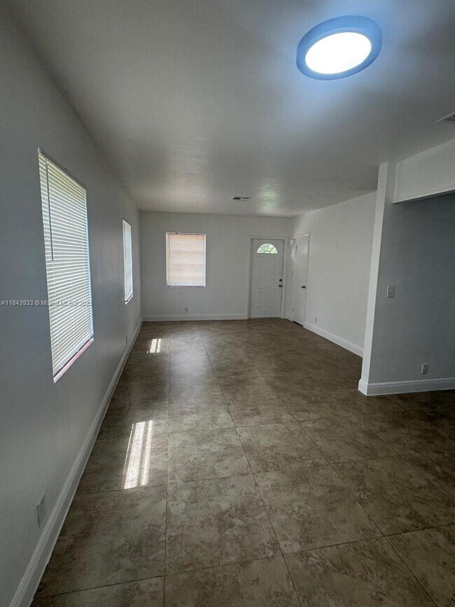 Building Photo - 860 NE 164th St