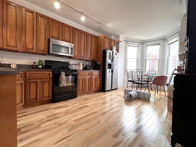 Building Photo - 2544 W Girard Ave