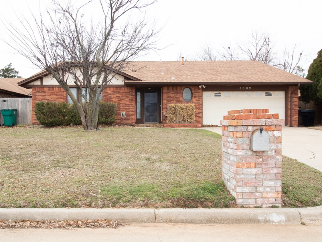 Spacious 3BD/2.5 BTH 2 Car Garage, Minutes from Tinker AFB - Spacious 3BD/2.5 BTH 2 Car Garage, Minutes from Tinker AFB