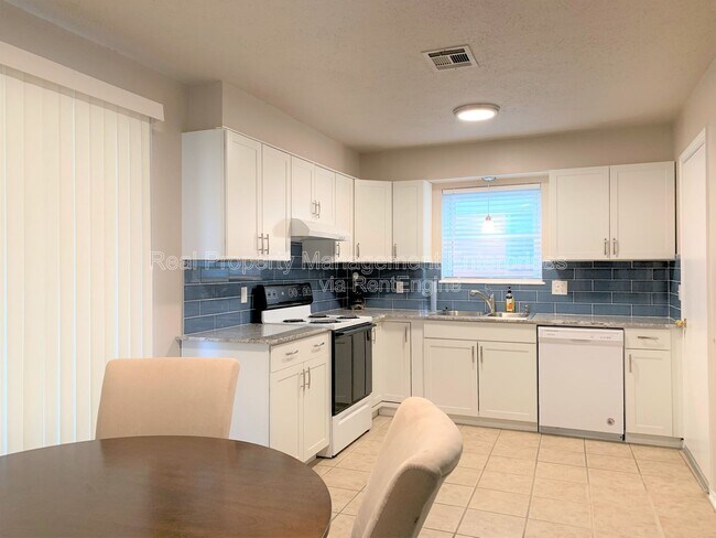 Building Photo - 633 Lotus Ave