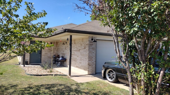 Building Photo - 1002 Hickory Ln