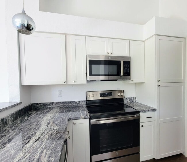 Building Photo - Newly updated condo in Sunn Fjord, close to everything!