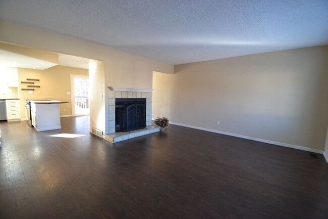 Building Photo - 4 Bedroom Home is District 20 Available Now!