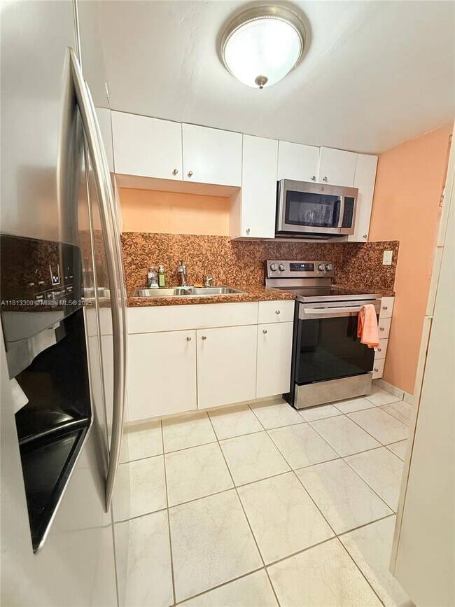 Foto del edificio - 1100 W 35th St