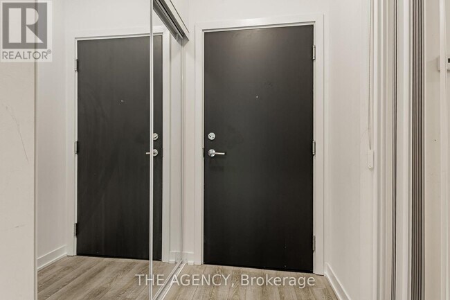 Photo du bâtiment - 250 Lawrence Ave E