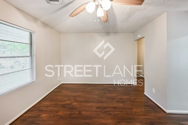 Building Photo - Charming Three Bedroom, One Bath in Housto...