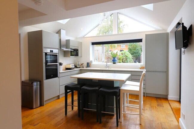 Building Photo - Aldrich Villa, 5-Bed Luxury & Modern - GPS