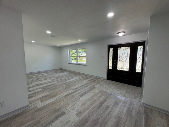Foto del edificio - Move in Ready - 3 bedroom 2 bath 2 car garage