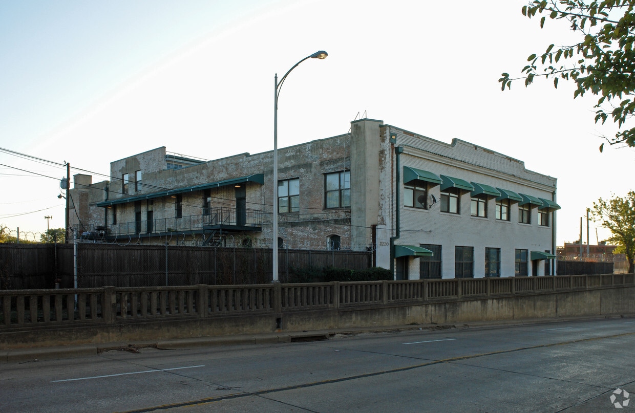 Primary Photo - 2220 Harwood St