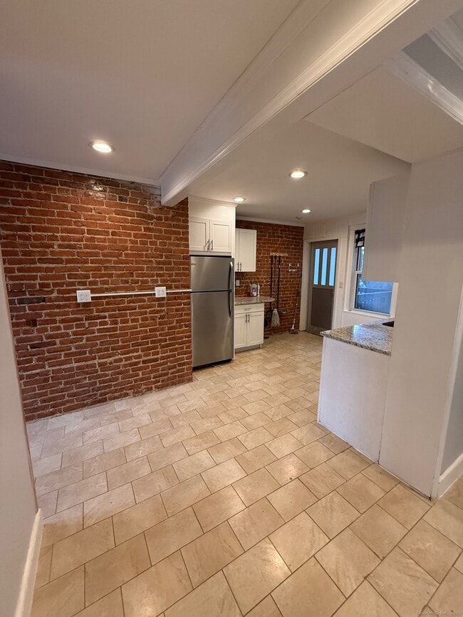 Foto del edificio - 359 W Main St