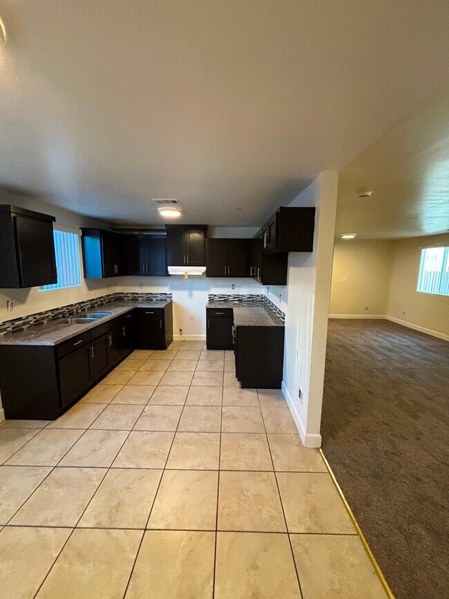 Foto del edificio - 428 W 109th Pl