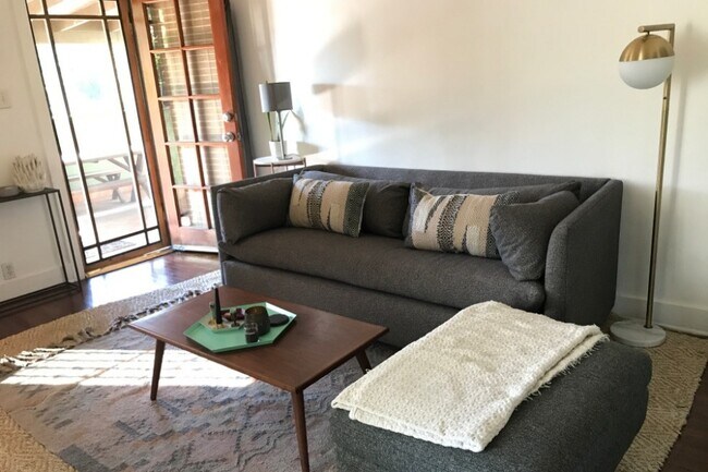 sala de estar con puerta al patio - 1509 Portia St