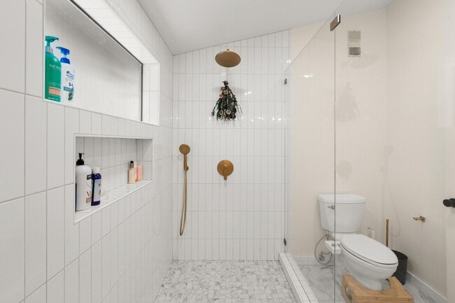 Building Photo - Lovely 3-bedroom home, Inground pool and l...