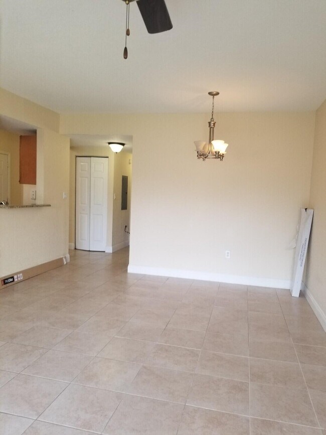 Foto del edificio - 1049 Golden Lakes Blvd