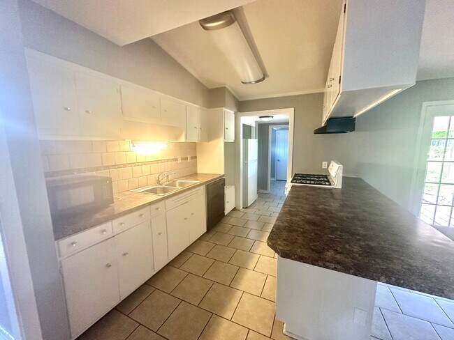 Foto del edificio - For Rent in Montgomery! Vouchers WELCOME!