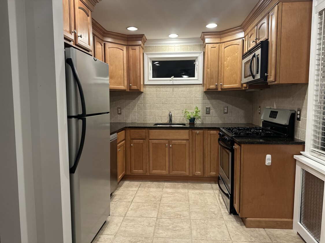 Primary Photo - 213 Pompton Ave