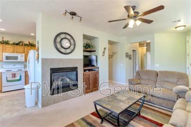 Foto del edificio - 3241 E Fourteen Fairway Dr