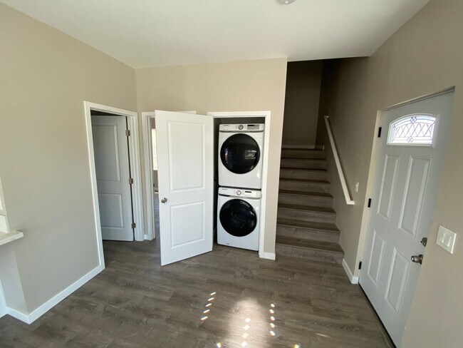 Foto del edificio - 4BD/2BA on Art! Lots of Parking!